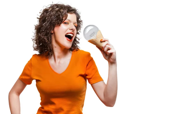 Девушка ест идеальный рожок мороженого — стоковое фото
