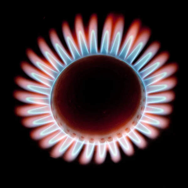 Estufa de gas de llama sobre fondo negro —  Fotos de Stock