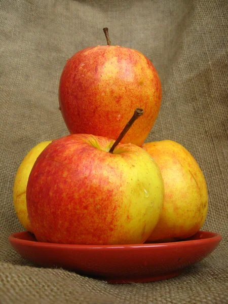 苹果的棕色背景 — 图库照片