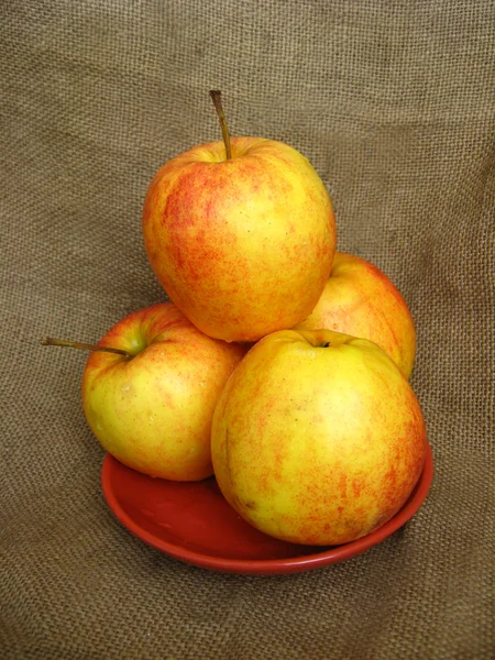 Apfel auf dem braunen Hintergrund — Stockfoto