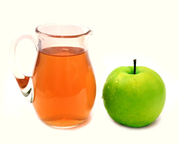 Стеклянная банка с яблочным соком и зеленым яблоком — стоковое фото