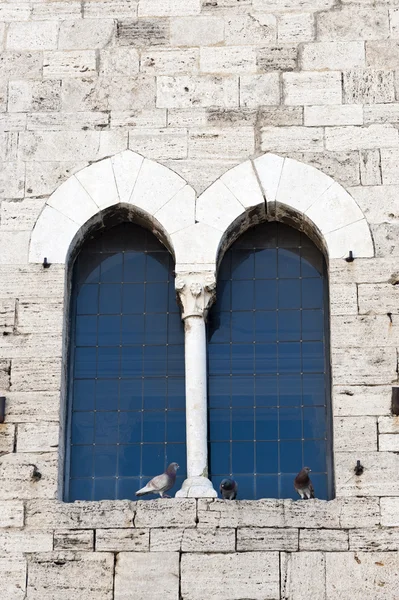 Ιστορικό παλάτι σε bevagna, παράθυρο — Φωτογραφία Αρχείου