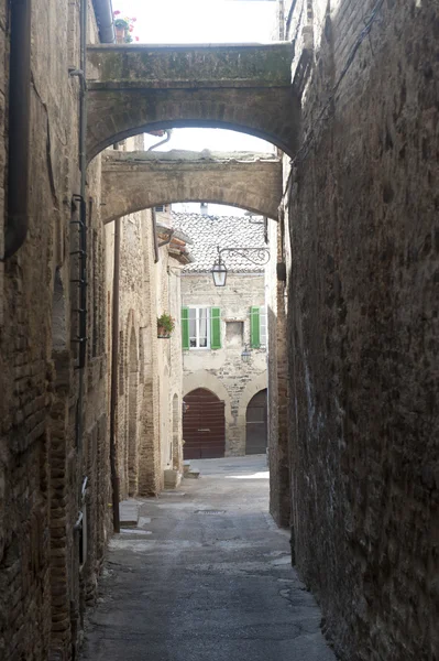 Stará ulice ve městě bevagna — Stock fotografie