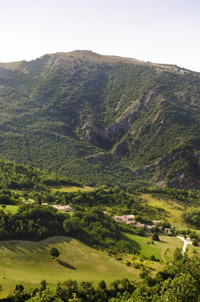 Dorf in Umbrien und den Bergen — Stockfoto