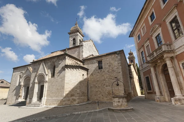 San Quirico d 'Orcia (Тоскана), церковь — стоковое фото