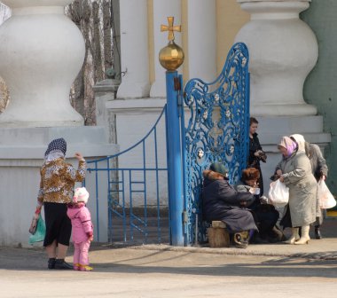 oldsters almses yanında kilise girişinde sorun