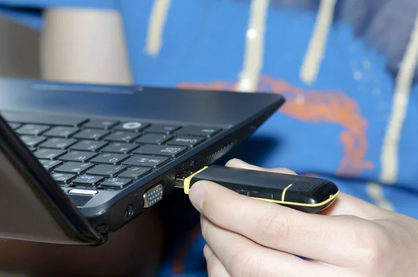 Anslutning USB-modem till netbook? — Stockfoto