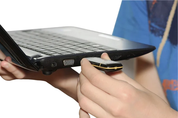 Anslutning USB-modem till netbook — Stockfoto