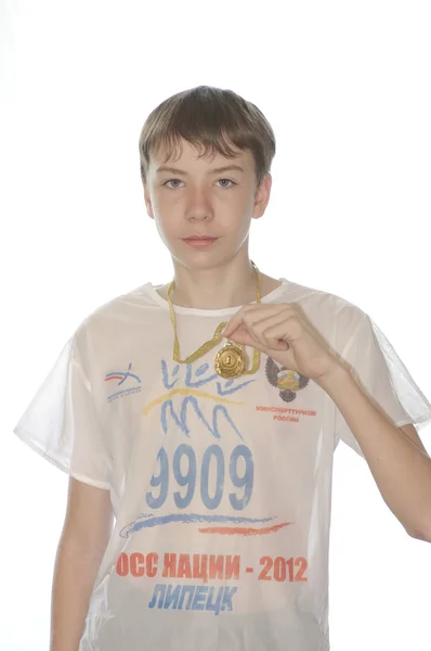 Подросток в футболке кросс нации с медалью — Stock fotografie