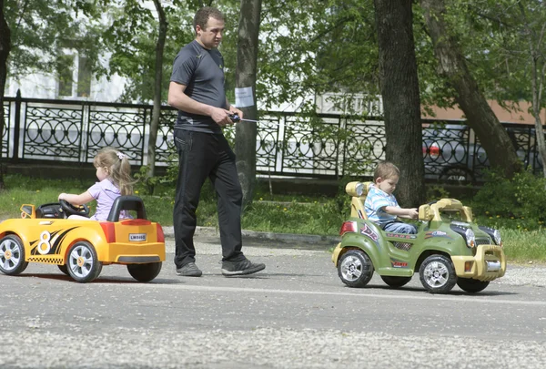 Дети ездят на детской машине — стоковое фото