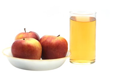 яблоки на тарелке и стакан яблочного сока