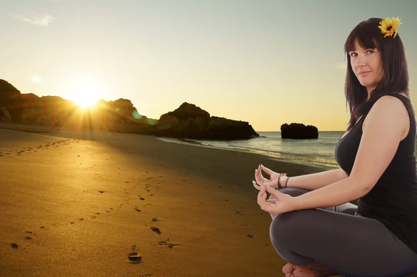 Attractive sporty girl makes yoga in sunrise — Stock Photo, Image