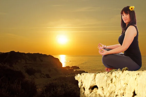 Attractive sporty girl makes yoga in sunrise — Stock Photo, Image