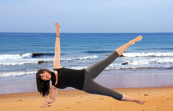 Gymnastik på stranden — Stockfoto