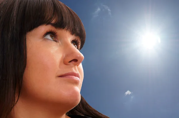 Mujer que mira al sol — Foto de Stock