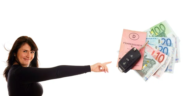 Kvinna som pekar till en bilnyckel och anteckningar — Stockfoto