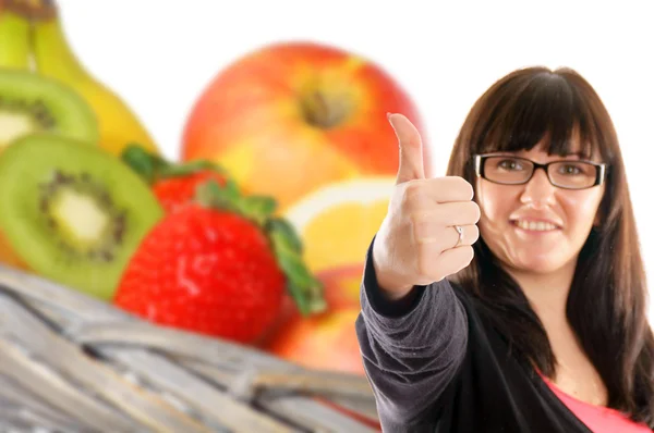 Mujer muestra un pulgar hacia arriba de varias frutas — Foto de Stock