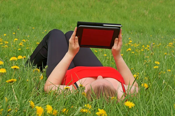 Trabajar con una Tablet PC en la naturaleza — Foto de Stock