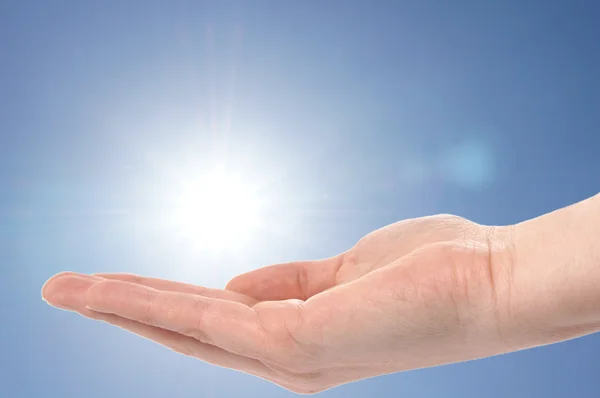 Mão segurando o sol — Fotografia de Stock