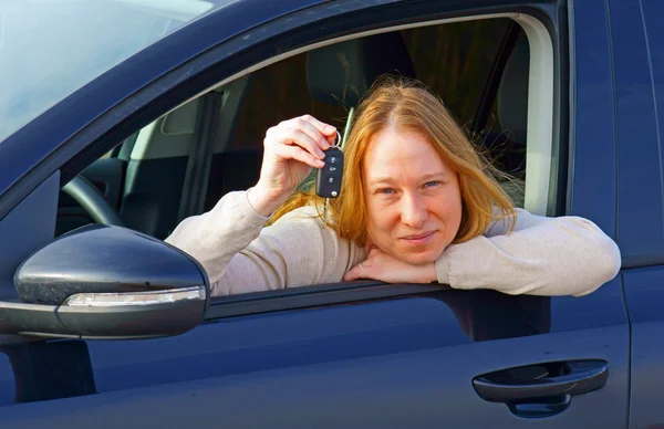 Γυναίκα σε αυτοκίνητο. — Φωτογραφία Αρχείου