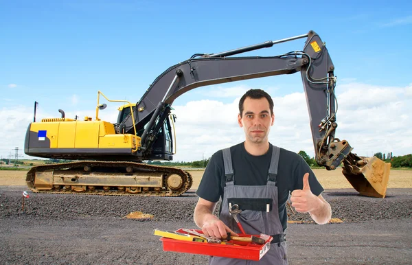 Obrero de la construcción frente a una excavadora — Foto de Stock