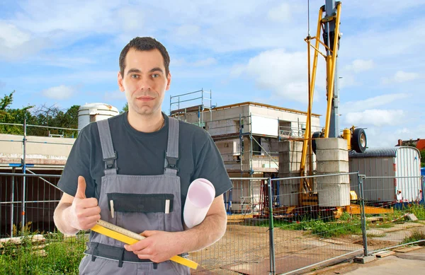 Byggnadsarbetare framför en byggarbetsplats — Stockfoto