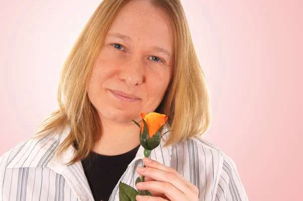 Kobieta z różą — Zdjęcie stockowe