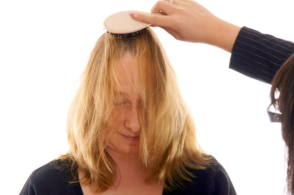 Retrato de uma jovem mulher no cabeleireiro — Fotografia de Stock