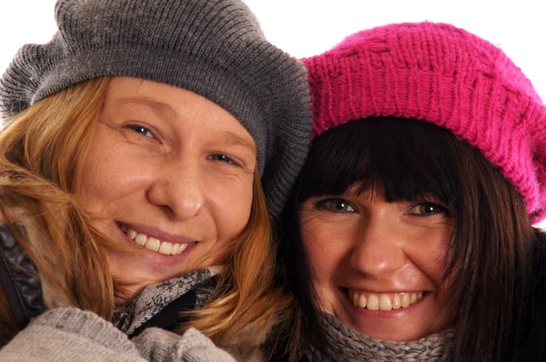 Дві молоді жінки в зимовому одязі — стокове фото