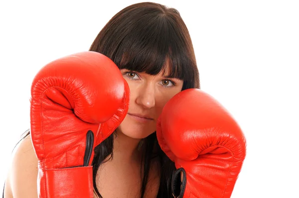 Atletisk flicka med boxhandskar — Stockfoto