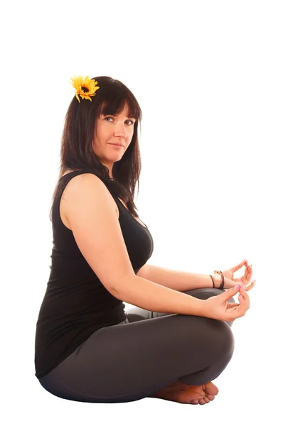 Attraente ragazza sportiva fa yoga — Foto Stock