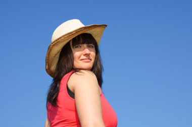 çekici, genç ve esmer bir kadın portresi