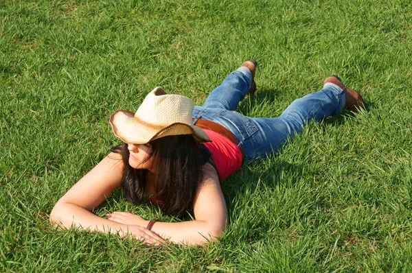 Pretty girl in the green grass — Stock Photo, Image