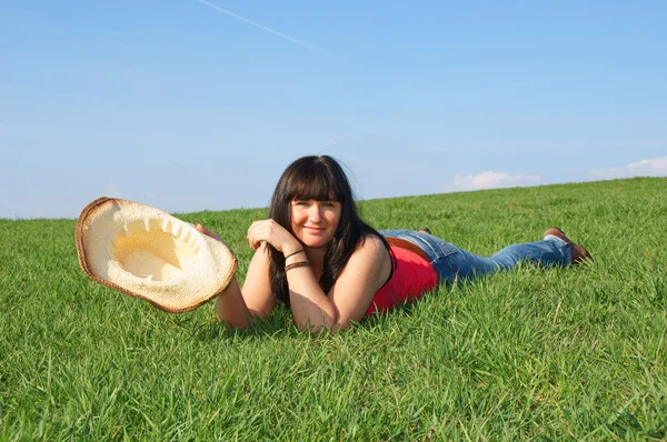 Menina bonita na grama verde — Fotografia de Stock