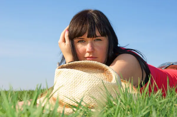 Красивая девушка в зеленой траве — стоковое фото