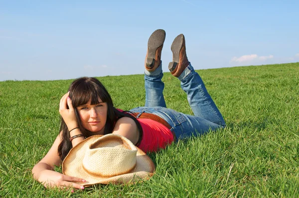 Hezká dívka v zelené trávě — Stock fotografie