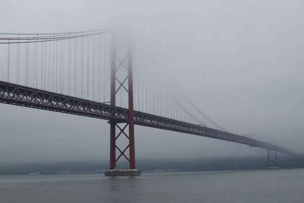 Туман на мосту — стоковое фото