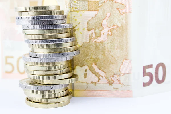Stapel von Euro-Münzen und Bank — Stockfoto