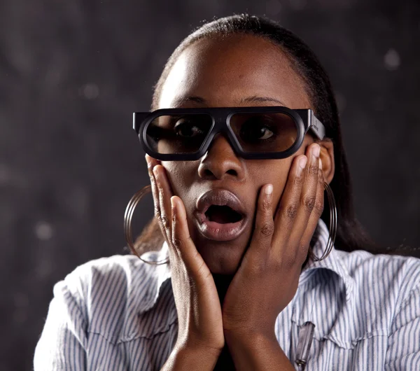 Sydafrikanska kvinnan tittar på 3d-film — Stockfoto