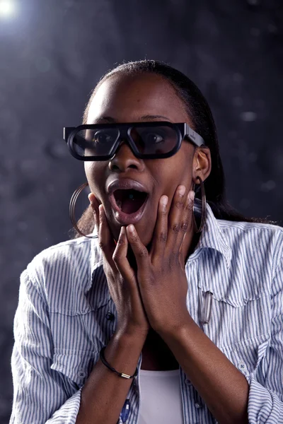 Sydafrikanska kvinnan tittar på 3d-film — Stockfoto
