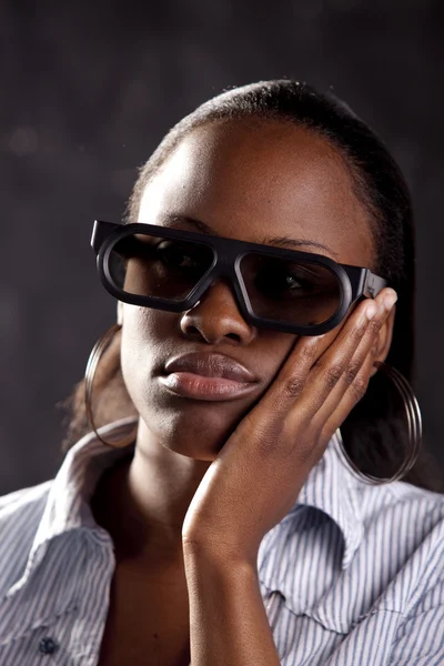 Sul-Africano mulher assistindo filme 3D — Fotografia de Stock