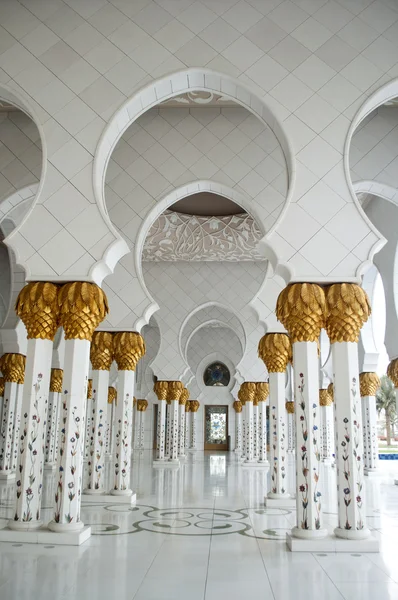 Arcos fuera de la gran mezquita de Abu Dhabi — Foto de Stock