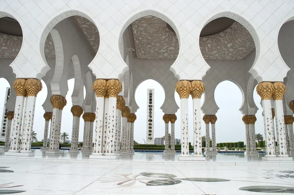 Arches outside the grand mosque of Abu Dhabi — Stock Photo, Image