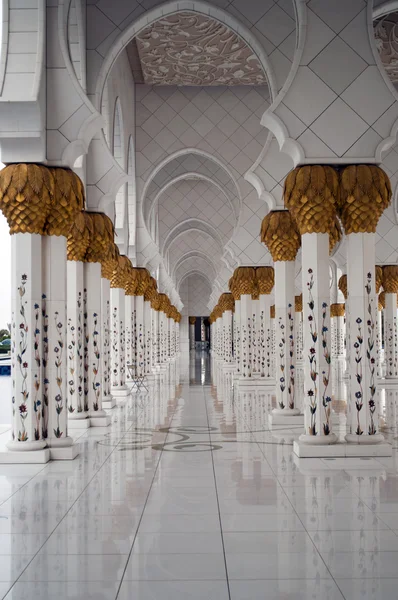 Arches outside the grand mosque of Abu Dhabi — Stock Photo, Image