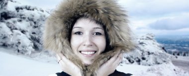 Kış şapka mutluluk genç kadın portresi