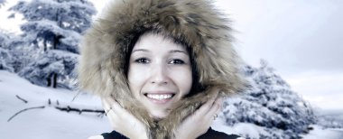 Kış şapka mutluluk genç kadın portresi