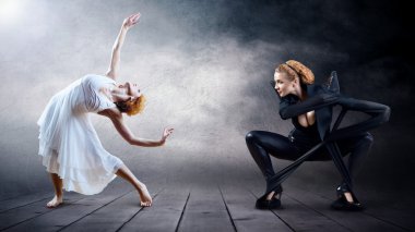 arka plan üzerinde poz içinde siyah ve beyaz dansçılar