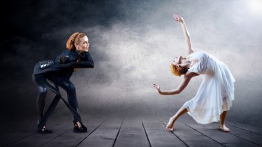 arka plan üzerinde poz içinde siyah ve beyaz dansçılar