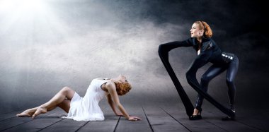 arka plan üzerinde poz içinde siyah ve beyaz dansçılar