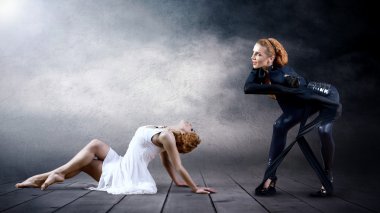 arka plan üzerinde poz içinde siyah ve beyaz dansçılar